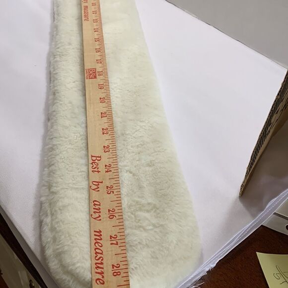 Hot water rubber bag for pain relief covered in a soft white faux fur - Picture 2 of 5